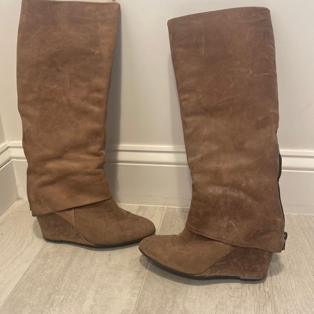 Gently worn- leather boots. Cool zipper in back detail and style. 👢👢